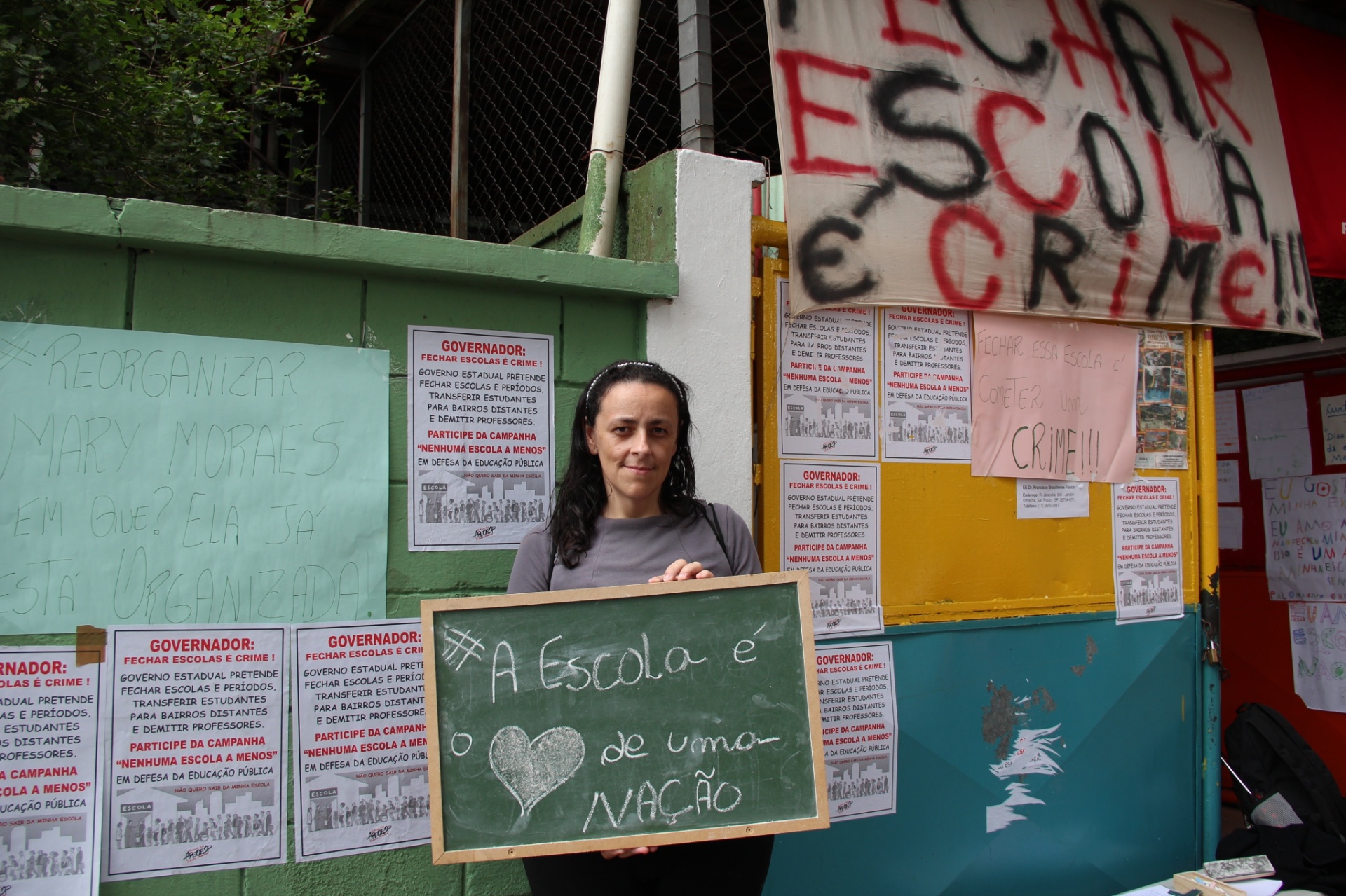 17.nov.2015 - Joelma Badu é mãe de uma aluna do segundo ano do ensino fundamental e é contra o fechamento da Escola Estadual Mary Moraes, no Morumbi, zona oeste de São Paulo. A medida faz parte do plano de reorganização da rede pública de ensino proposto pelo governador Geraldo Alckmin. Alguns pais decidiram ocupar o colégio no último sábado (14), com apoio do MTST (Movimento dos Trabalhadores Sem-Teto) e Apeoesp (Sindicato dos Professores do Ensino Oficial do Estado de São Paulo), que também ocupam o local - Bruna Souza Cruz/UOL