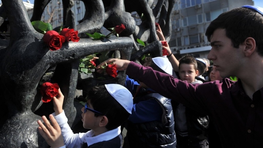  Crianças e jovens depositam rosas no Memorial do Holocausto, em Tessalônica, Grécia - Sakis Mitrolidis/AFP
