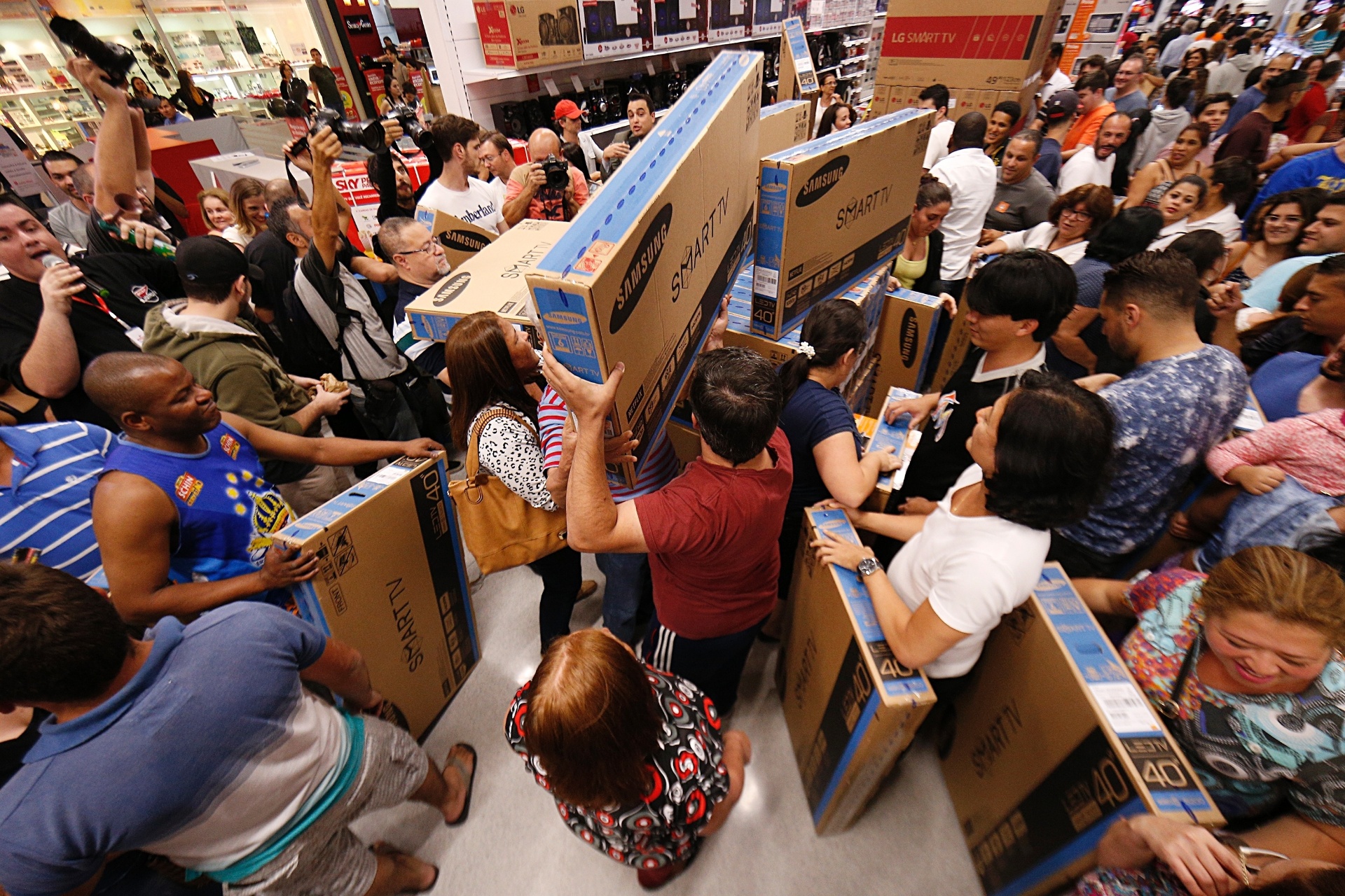 24.nov.2016 - Promoções da Black Friday começaram a atrair clientes antes mesmo da sexta-feira. Consumidores lotaram um supermercado na zona sul de São Paulo na noite de quinta-feira (24) em busca de descontos - Leonardo Benassatto/Futura Press/Estadão Conteúdo