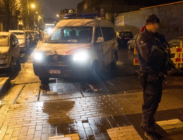 Policial participa de operação no bairro de Molenbeek, em Bruxelas (Bélgica) - Filip de Smet/AFP