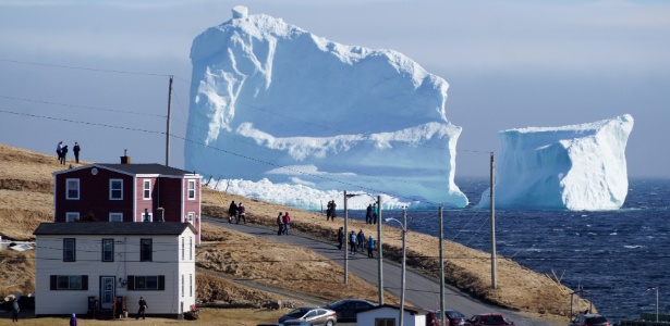 Iceberg se aproxima da cidade de Ferryland, em Newfoundland - REUTERS/Jody Martin