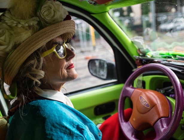 Caterina Bellandi dirige o seu táxi em Florença, Itália - Nadia Shira Cohen/NYT