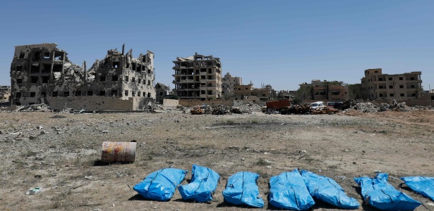 Corpos encontrados em vala comum em Raqqa, cidade síria que foi dominada pelo Estado Islâmico - Delil souleiman/AFP Photo