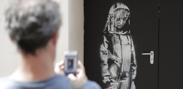 Pintura de uma silhueta triste na porta da casa de shows parisiense Bataclan, onde houve um atentado em 2015 - Thomas Samson/AFP Photo