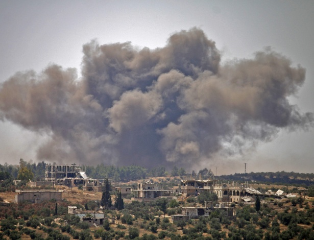 28.jun.18 - Fumaça sobre o céu de Daara, após bombardeios do governo sírio - Mohamad Abazeed/AFP