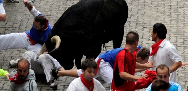 Homem é atacado por touro durante primeiro dia da festa de São Firmino, na Espanha - Eloy Alonso/Reuters