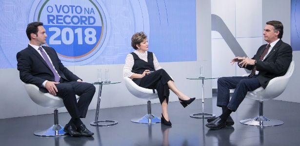 Bolsonaro concede entrevista aos jornalistas Eduardo Ribeiro e Christina Lemos