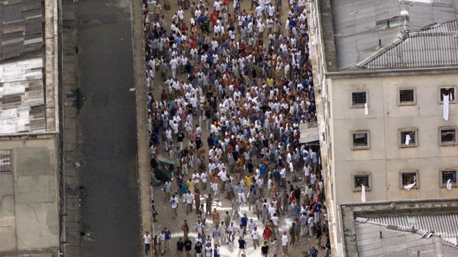 30.ago.2018 -- Foto de 18 de fevereiro de 2001: Vista aérea da rebelião na Casa de Detenção do Carandiru, em São Paulo (SP), onde presos, que mantinham visitantes como reféns, protestaram contra a transferência de líderes do PCC 30.ago.2018 -- Foto de 18 de fevereiro de 2001: Vista aérea da rebelião na Casa de Detenção do Carandiru, em São Paulo (SP), onde presos, que mantinham visitantes como reféns, protestaram contra a transferência de líderes do PCC