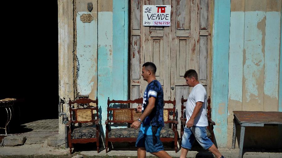 3.dez.2018 - Casa à venda em Havana, Cuba, dias antes de um novo pacote regularizando o trabalho privado entrar em vigor no país - Yamil LAGE / AFP