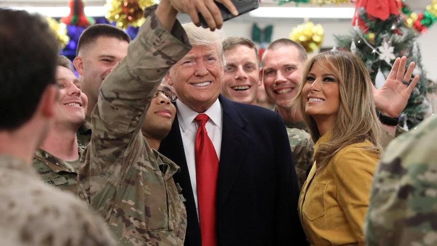 O presidente dos EUA, Donald Trump, e a primeira-dama Melania Trump, fazem visita surpresa à Base Aérea Al Asad, no Iraque - Jonathan Ernst /Reuters