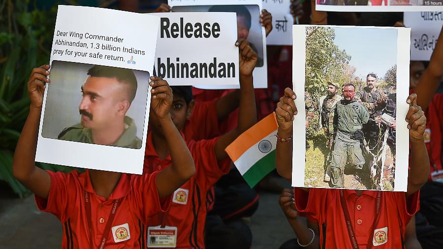 28.fev.2019 - Estudantes indianos pedem por uma rápida liberação do piloto da Força Aérea da Índia, Abhinandan Varthaman, em uma escola em Ahmedabad - SAM PANTHAKY / AFP