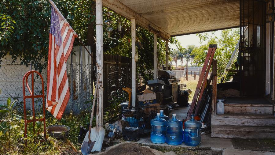 Casa em East Orosi, na Califórnia, estoca garrafas de água - Rozette Rago/The New York Times