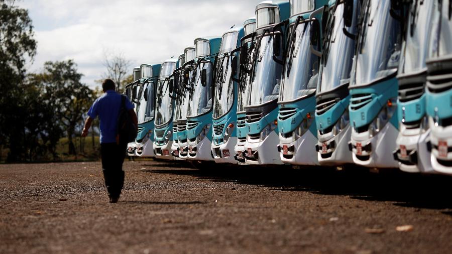 14.jun.2019 - Ônibus do transporte público parados em garagem - Adriano Machado/Reuters