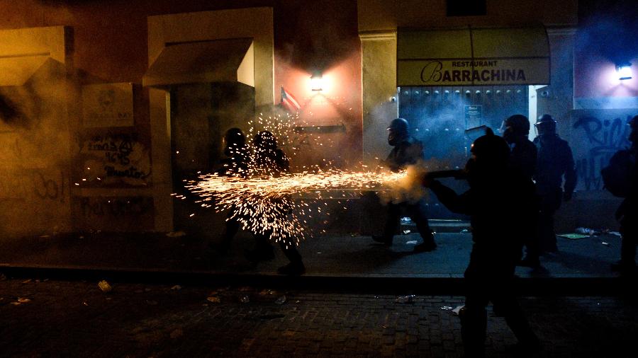 17.jul.219 - Polícia dispara contra manifestantes durante protestos que pediam a renúncia do governador Ricardo Rossello em San Juan, Porto Rico - Gabriella N. Baez/Reuters