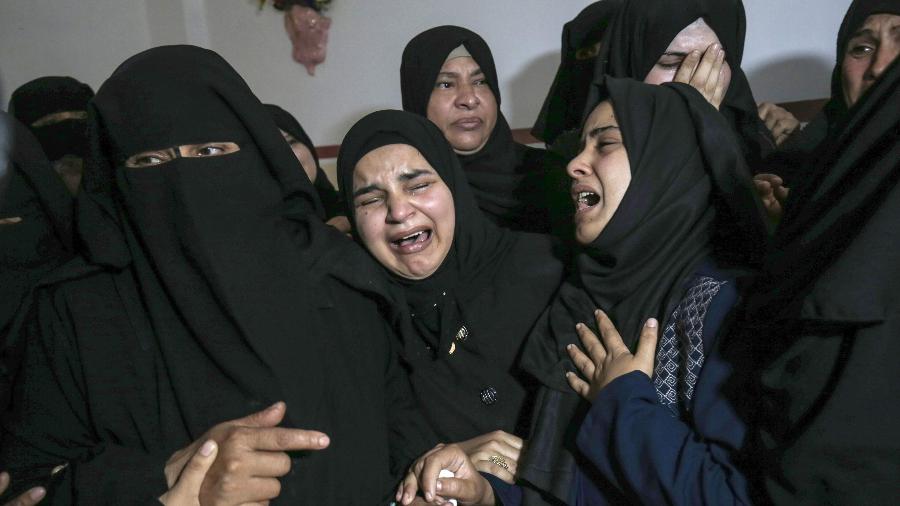 14.nov.2019 - Palestinas choram no funeral de militantes da Jihad Islâmica em Khan Yunis, na Faixa de Gaza - Said Khatib/AFP
