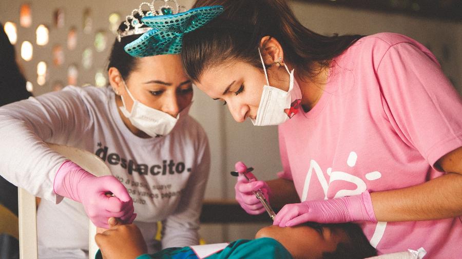 A dentista Amanda Rocha é voluntária do Barco Sorriso, projeto voluntário que leva atendimentos odontológicos gratuitos a comunidades isoladas no litoral do Paraná - Divulgação