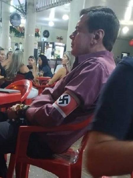 14.dez.2019 - Homem usa braçadeira com suástica nazista em bar na cidade de Unaí (MG) - Arquivo pessoal