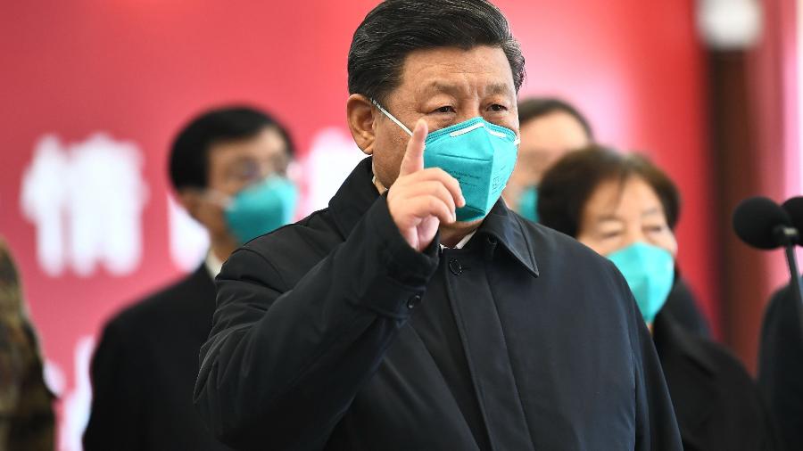 10.mar.2020 - Presidente chinês, Xi Jinping, usa máscara e fala sobre o coronavírus - XIE HUANCHI/AFP