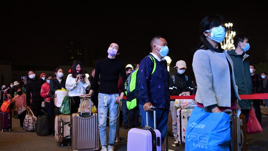 07.abr.2020 - Pessoas fazem fila fora da estação de trem Wuchang antes que as restrições de viagem para deixar Wuhan fossem suspensas - Stringer/Reuters