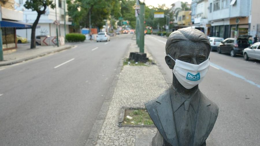 Estátua ganha máscara para incentivar a população a se proteger no Rio  - Marco Antonio Rezende/Prefeitura do Rio