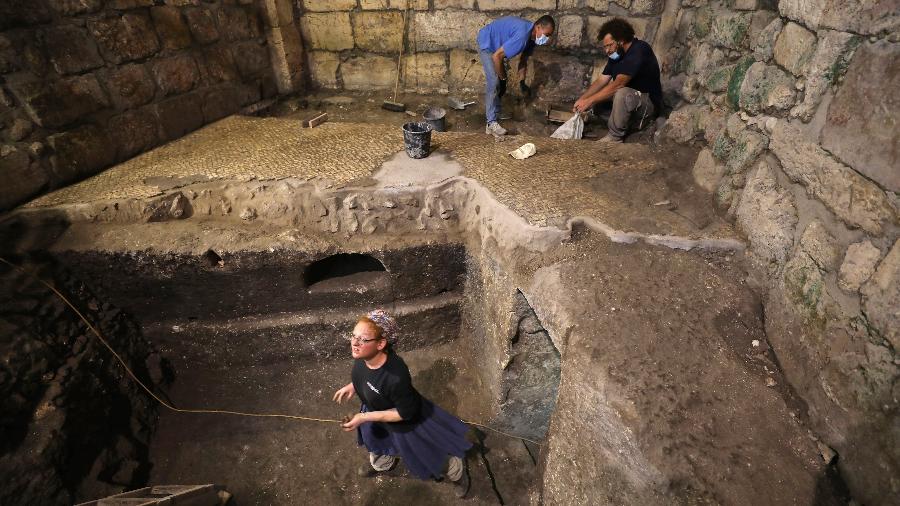 Três cômodos sucessivos foram descobertos durante a escavação de uma estrutura de 1.400 anos de idade - MENAHEM KAHANA / AFP