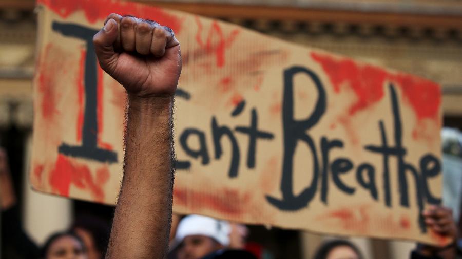 Em protesto contra o racismo, cartaz repete última frase de George Floyd: "Não consigo respirar" - Lisa Maree Williams/Getty Images