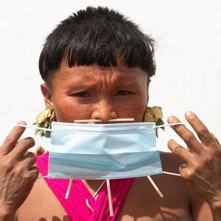 Indígena yanomami veste máscara de proteção em Alto Alegre (RR) - Joédson Alves/EDE