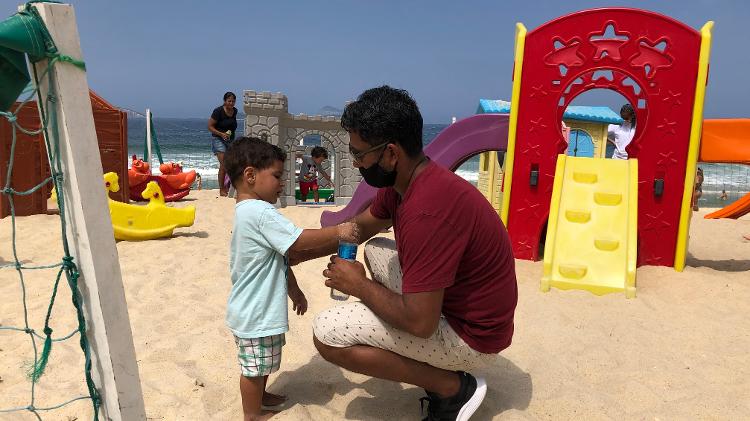 5.Sep.2020 - Engineer Rómulo Ladeira, 40, takes a 2-year-old son to play in a square installed on the sands of Leblon beach, in the south of Rio - Herculano Barreto Filho / UOL - Herculano Barreto Filho / UOL