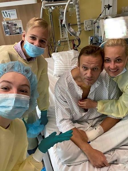 Líder opositor russo Alexei Navalny posa para foto com sua família em hospital em Berlim - 