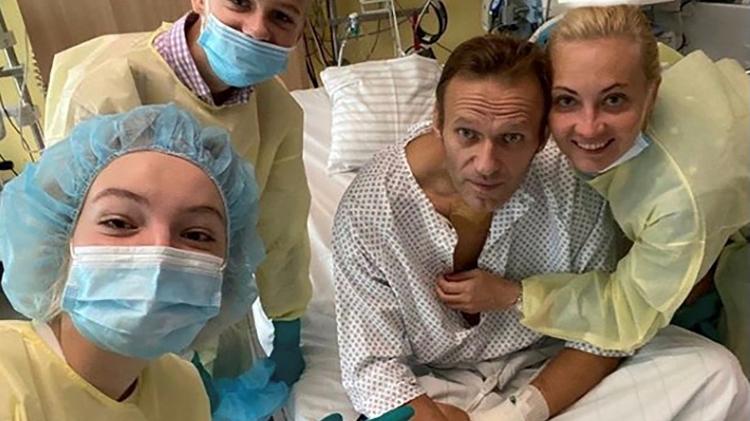 Navalny posa para foto com sua família em hospital em Berlim