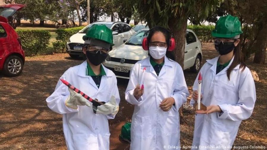 As alunas Kawany Caroline Duarte da Rocha, Estephany Cristine da Silva Alves, e Marina Grokorriski com protótipos dos minifoguetes - Divulgação