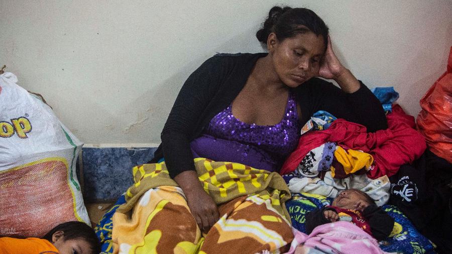 À espera do furacão Iota, de categoria 5, moradores se refugiam em abrigo em Puerto Cabezas, Nicarágua - STR/AFP