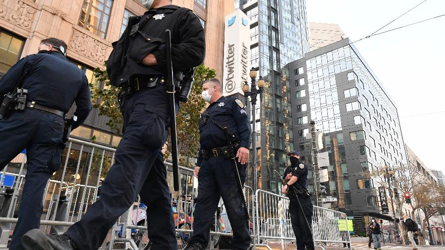 Polícia monta barricadas antes de um protesto marcado na frente da sede do Twitter em San Francisco (EUA) - Josh Edelson/AFP