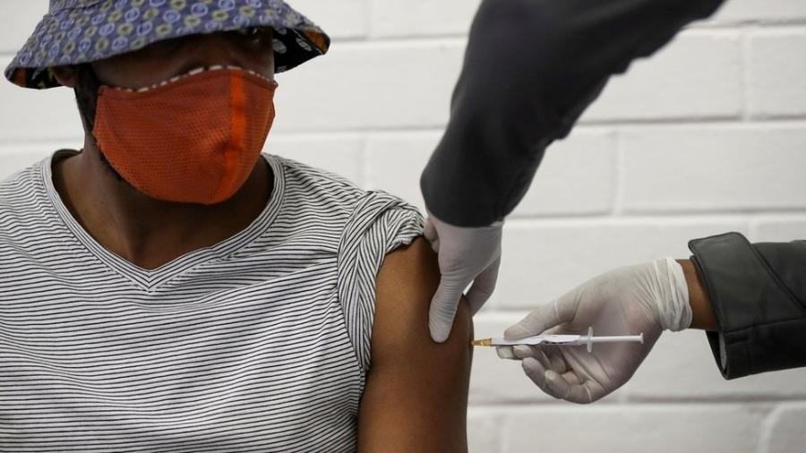 África do Sul tem participado de testes em humanos para várias vacinas potenciais para covid-19 - Reuters