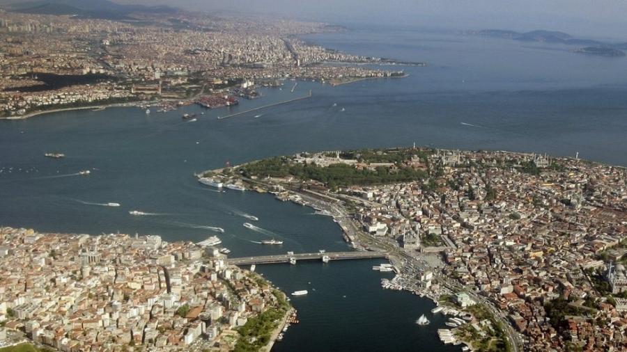 A cidade de Istambul se estende em ambos os lados do Bósforo - Getty Images