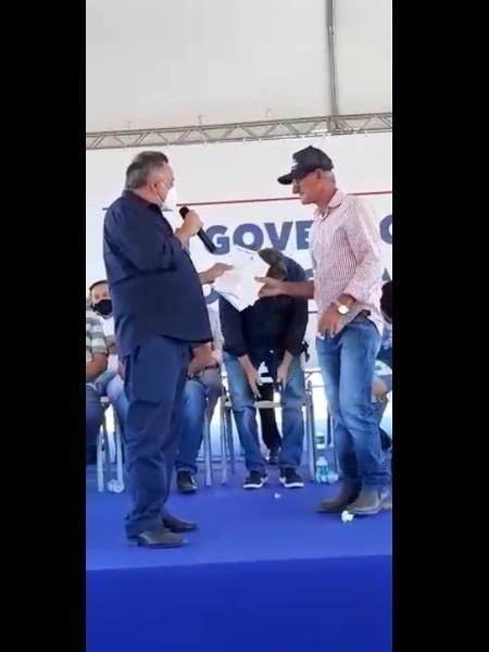 Vídeo mostra prefeito de São Félix do Xingu (PA), João Cleber (MDB), à esquerda, entregando uma autorização da Funai a representante de ocupantes não indígenas da Terra Indígena Apyterewa, no Pará - Reprodução - Reprodução