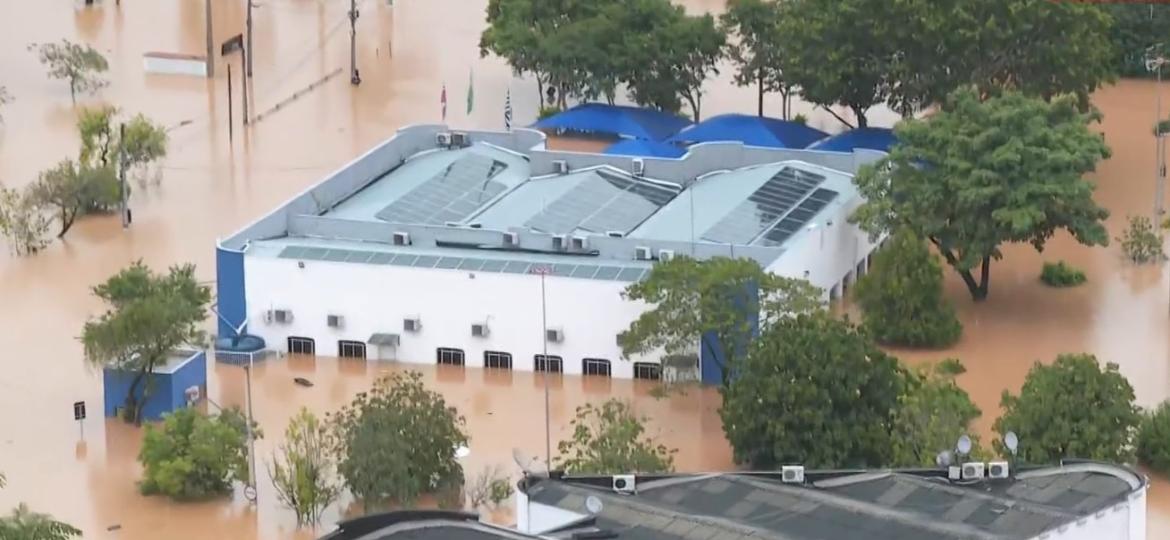 A prefeitura municipal, a Câmara de Vereadores (foto) e três delegacias ficam inundadas após fortes temporais que atingiram Franco da Rocha (SP) - Reprodução/GloboNews