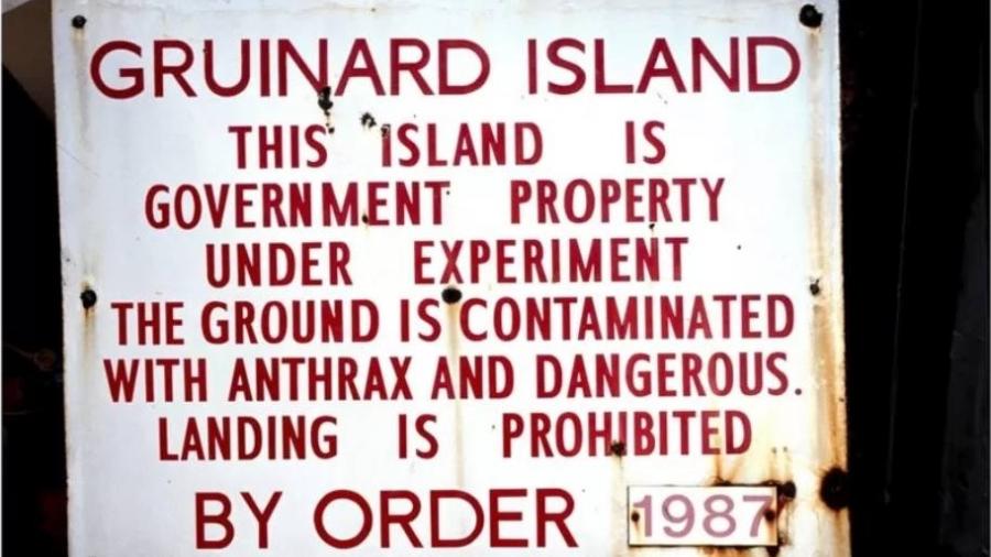 Cartaz indicando contaminação de antraz na ilha de Gruinard, que governo britânico comprou para fazer testes biológicos - GETTY IMAGES