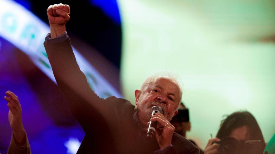 O ex-presidente Lula (PT) discursa durante ato de campanha em Porto Alegre, capital do Rio Grande do Sul - Silvio Avila/AFP