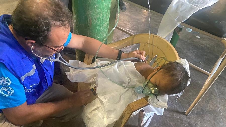 Médico atende bebê com desnutrição na comunidade Surucucu, na Terra Indígena Yanomami (RR) - Antonio Alvarado/@antonioalvaradoc/Urihi Associação Yanomami