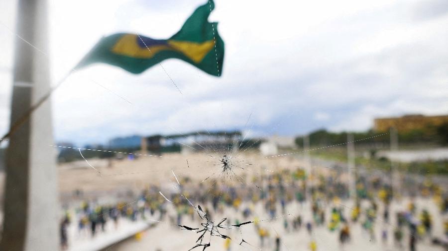 Manifestantes golpistas destruíram a Praça dos Três Poderes no dia 8 de janeiro - REUTERS/Adriano Machado
