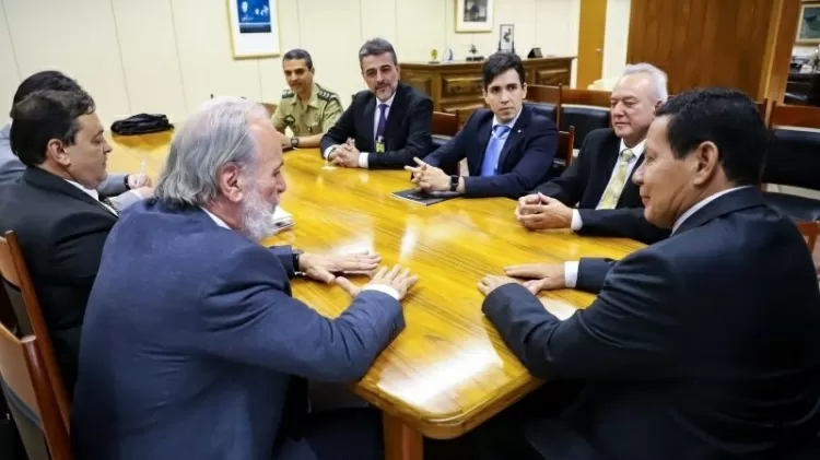 Dirceu Sobrinho (segundo à esquerda) em reunião com o então vice-presidente Hamilton Mourão, em janeiro de 2021 - Reprodução - Reprodução