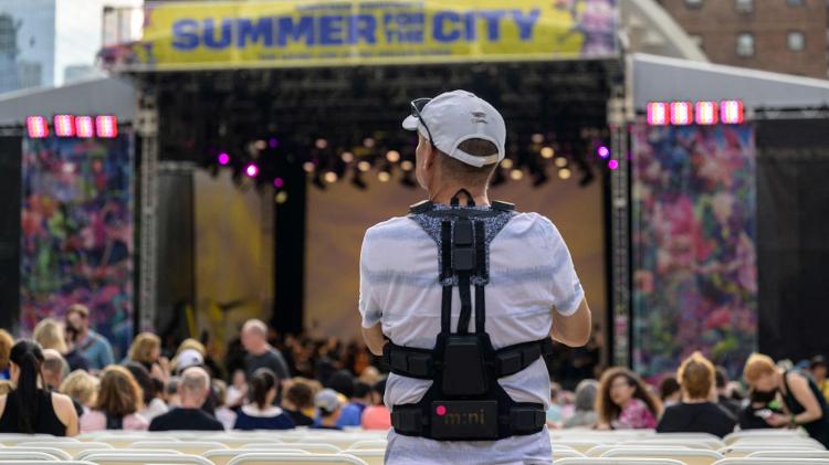 Homem usa colete háptico criado para que pessoas surdas possam sentir a música, durante concerto na cidade de Nova York - Angela Weiss/AFP - Angela Weiss/AFP