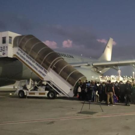 Brasileiros embarcam em voo da FAB para retornar de Israel