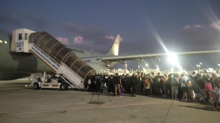 Brasileiros embarcam no primeiro avião da FAB para retornar de Israel
