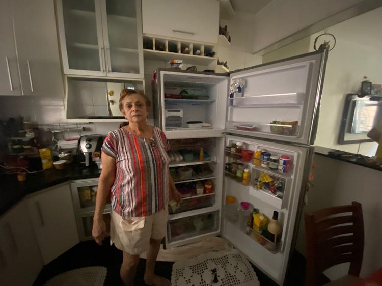 08.nov.2023 - Ester Rita Caetano, 71, perdeu quase 2 mil em compras e relata cheiro forte da geladeira