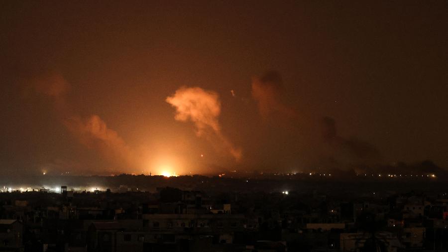 Foto tirada de Rafah mostra fumaça e fogo durante ataques de Israel na Faixa de Gaza