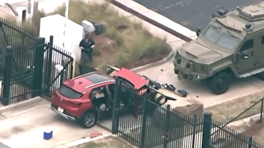 Homem bate carro em portão do FBI e tenta invadir prédio 