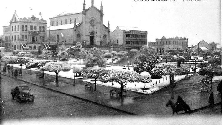 Neve na Praça Dante Alighieri, com a Catedral de Caxias do Sul (RS) ao fundo, em 1941