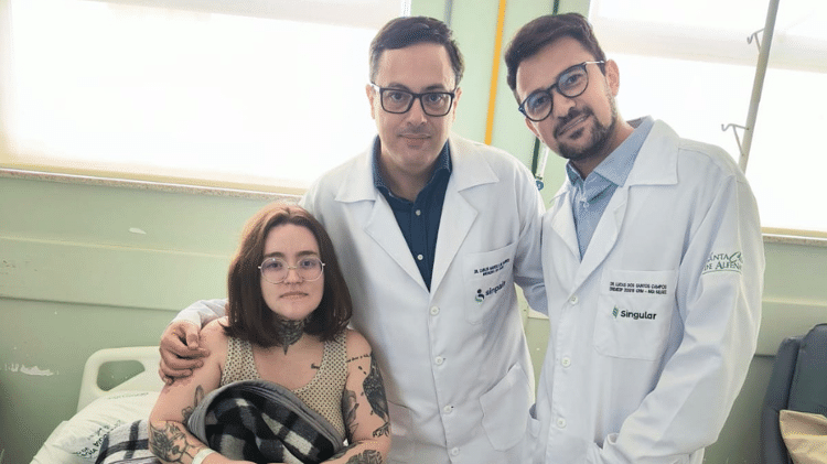 Carolina com os médicos Carlos Marcelo de Barros (ao lado dela) e Lucas dos Santos Campos